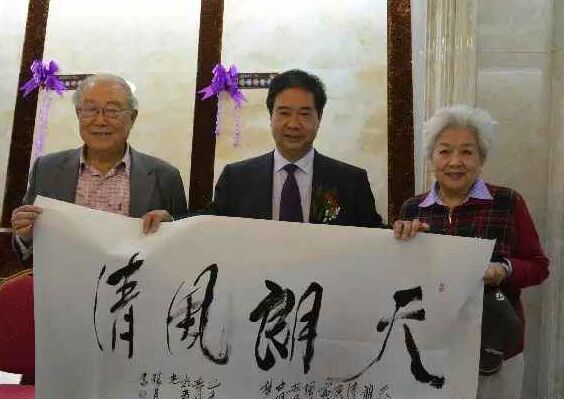 著名表演藝術家王鐵成（周恩來扮演者）現身壽光宏宇陶瓷